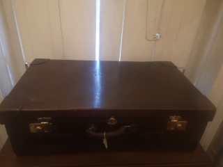 Leather suitcase excellent condition 